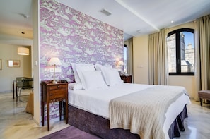 Deluxe-Apartment, 1 Schlafzimmer, Stadtblick | 1 Schlafzimmer, Minibar (mit einigen kostenlosen Artikeln), Zimmersafe