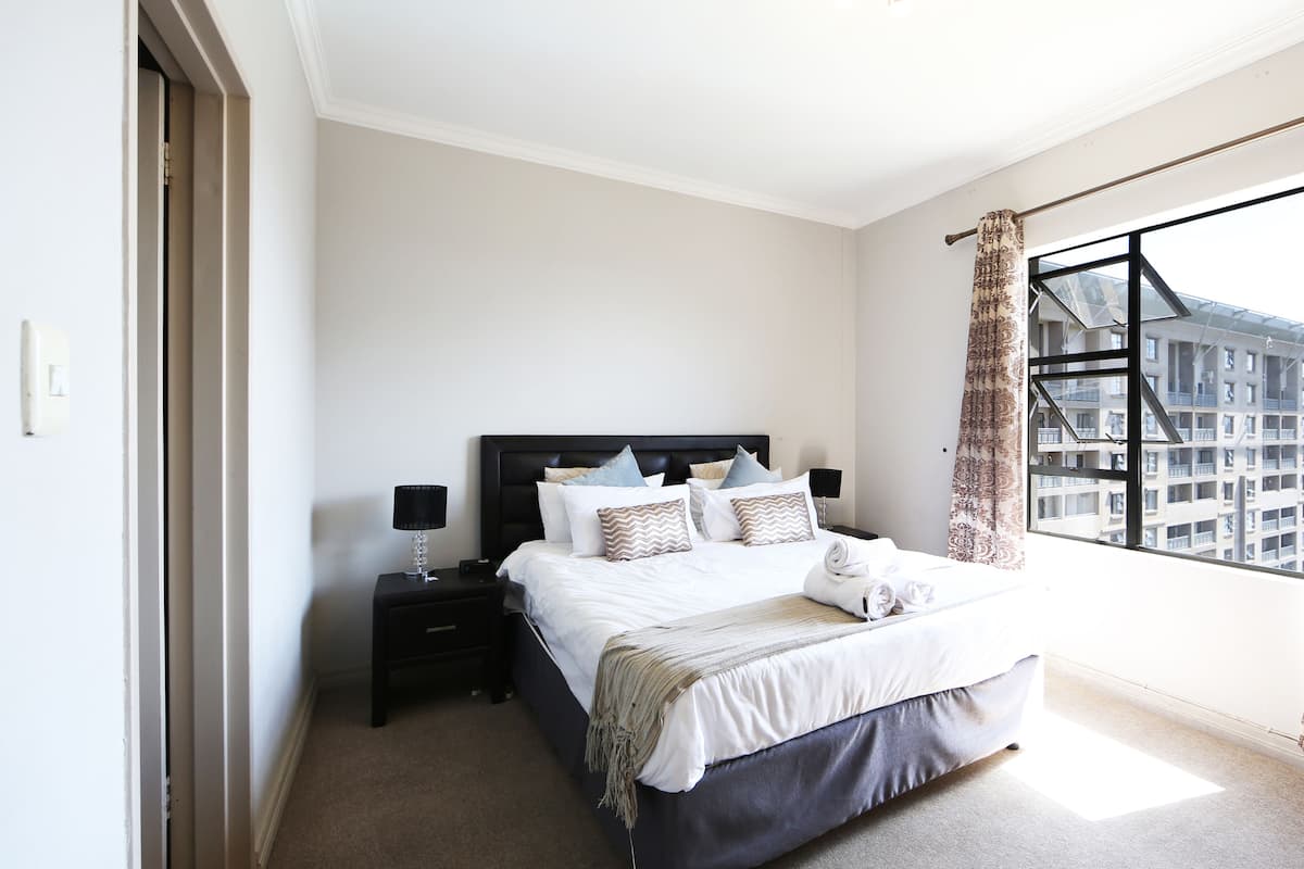 Luxury-Suite, 2 Schlafzimmer (Penthouse 9) | 2 Schlafzimmer, Daunenbettdecken, Zimmersafe, Bügeleisen/Bügelbrett