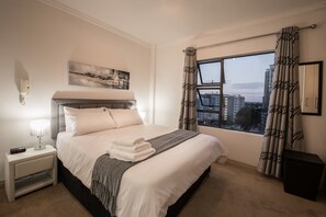 2 habitaciones, cubrecamas y caja de seguridad en la habitación