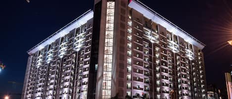 Fassade der Unterkunft – Abend/Nacht