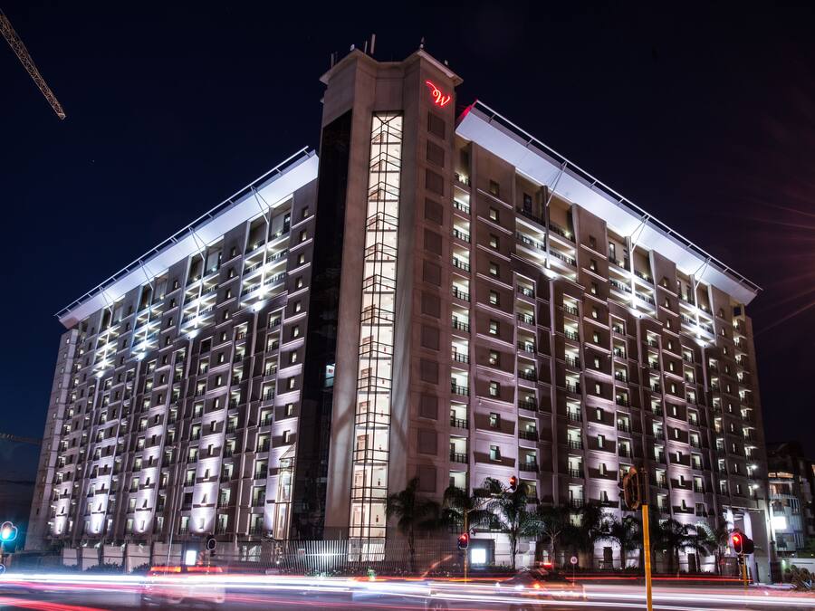 Fachada de la propiedad por la tarde o noche