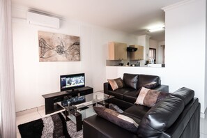 Luxury Apartment, 2 Bedrooms | Living room