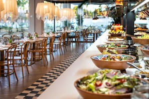 5 ravintolaa, joissa tarjoillaan aamiainen, lounas ja illallinen
