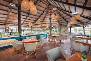 5 restaurants, spécialités Cuisine locale et internationale