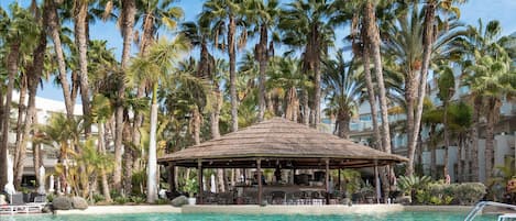 8 piscinas externas, guarda-sóis, espreguiçadeiras