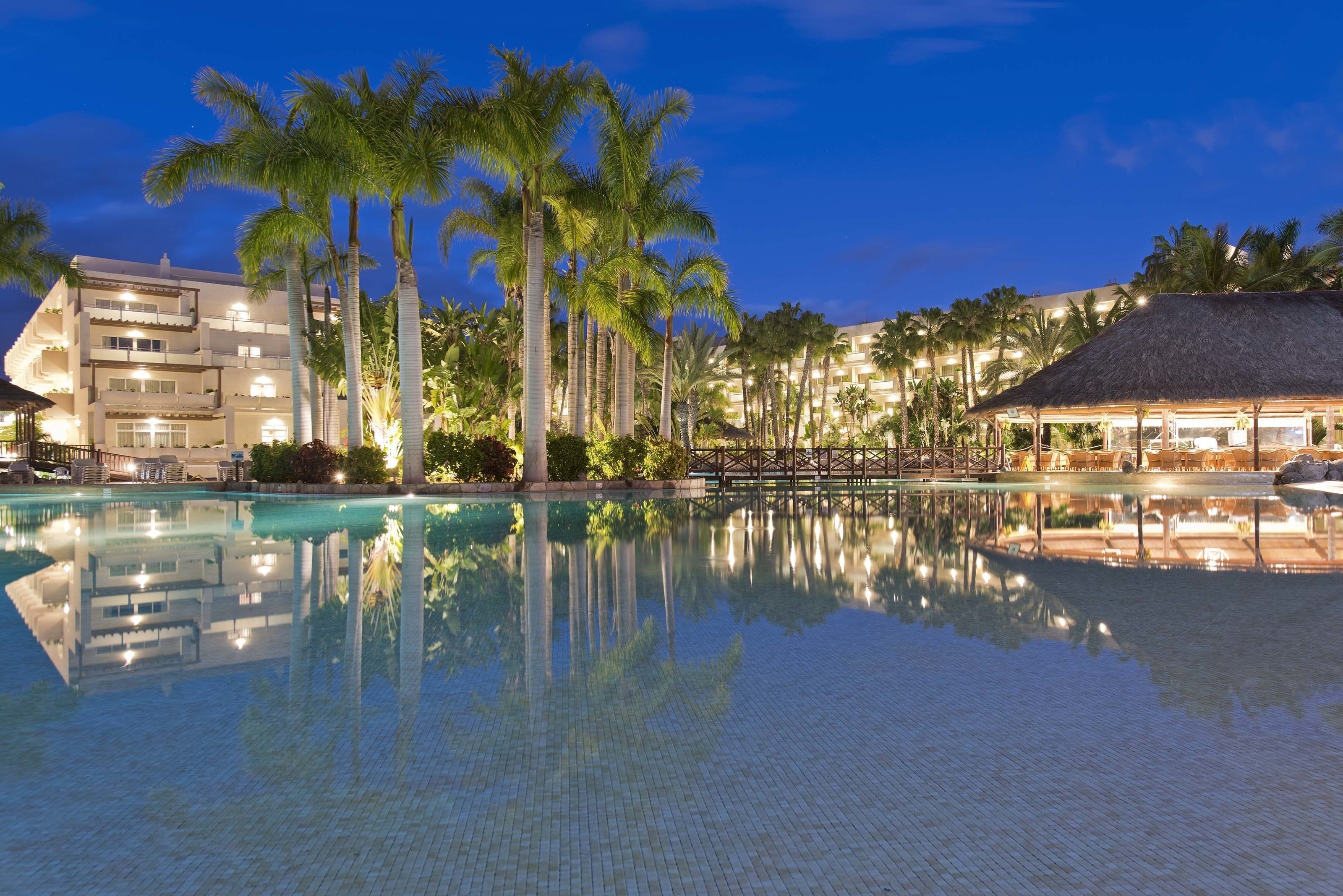 5 outdoor pools, pool umbrellas, pool loungers