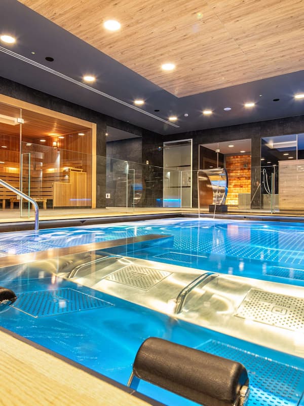 Indoor spa tub
