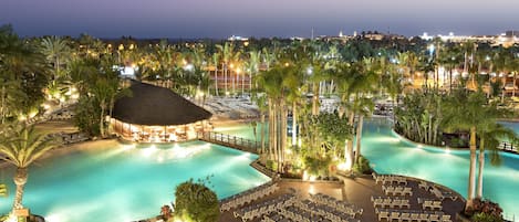 5 outdoor pools, pool umbrellas, sun loungers