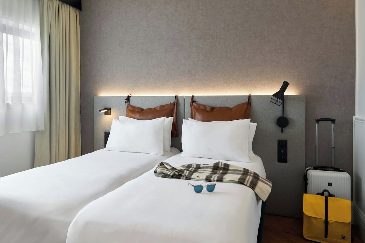 Mörkläggningsgardiner, strykjärn/strykbräda, gratis wi-fi och sängkläder