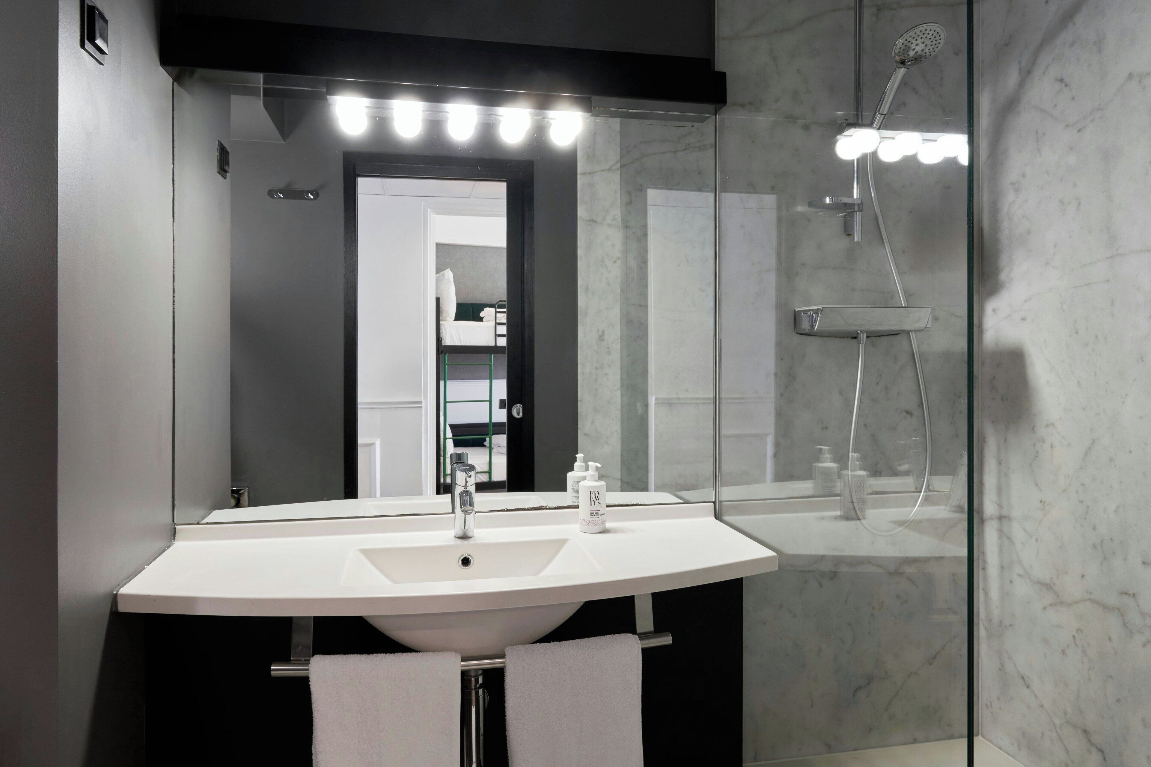 Regndusjhode, hårføner, håndklær og såpe