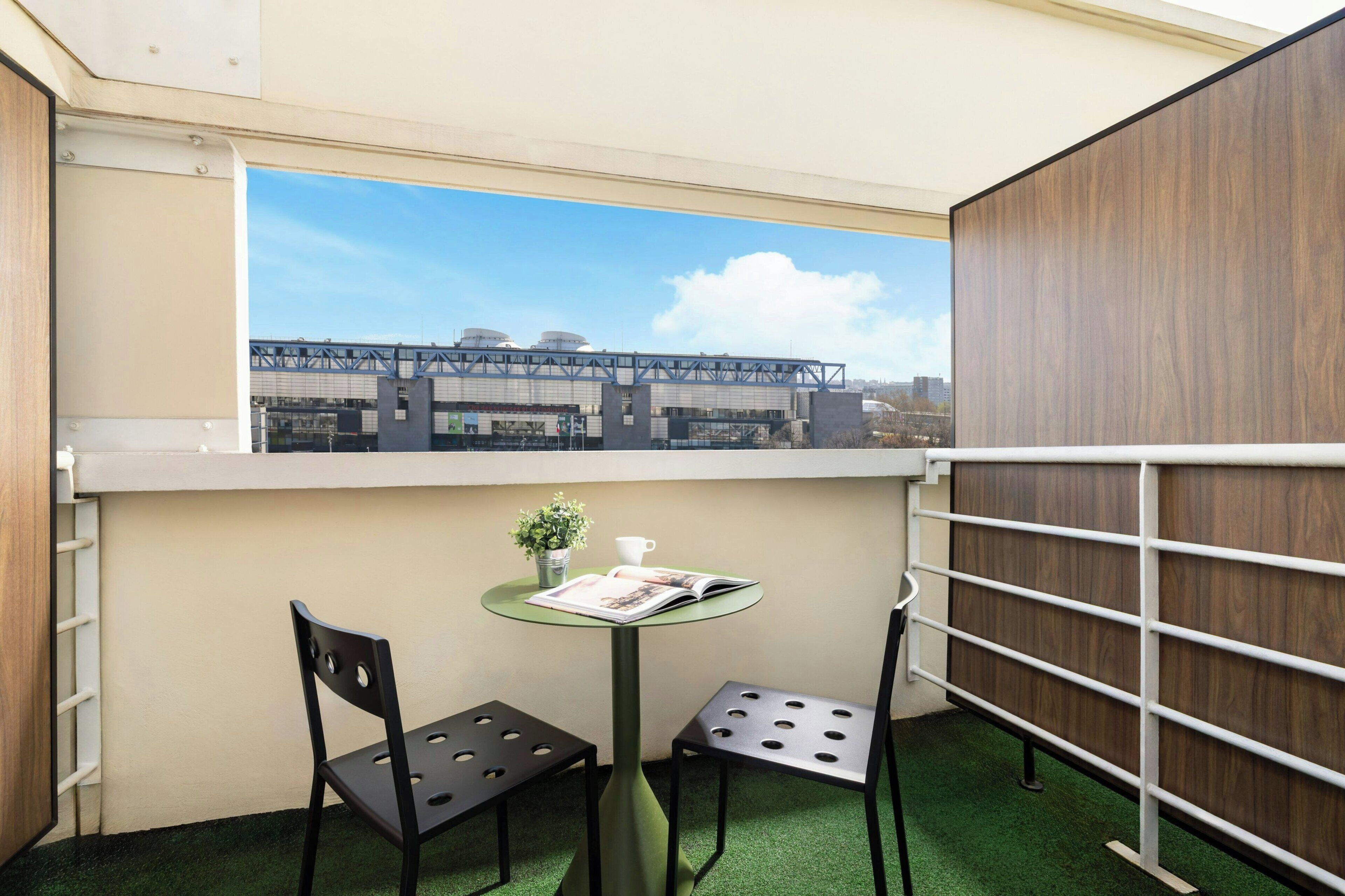 Kamer, 1 queensize bed, balkon | Verduisterende gordijnen, een strijkplank/strijkijzer, gratis wifi