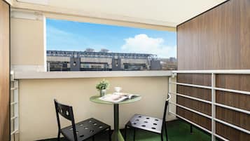 Kamer, 1 queensize bed, balkon | Verduisterende gordijnen, een strijkplank/strijkijzer, gratis wifi