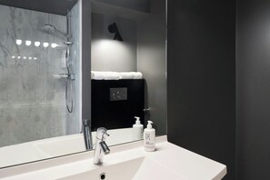 Rainfall showerhead, hair dryer, towels, soap - Moxy Paris La Villette (Paris)