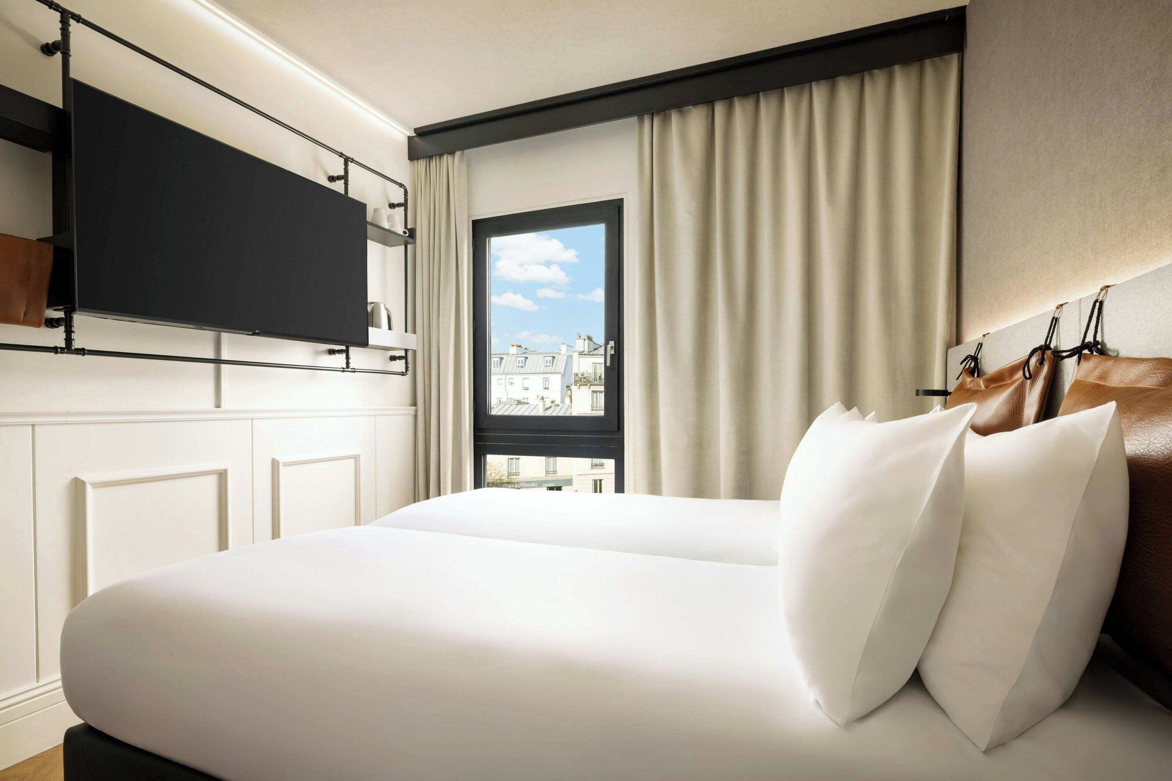 Cortinas blackout, tabla de planchar con plancha y wifi gratis 