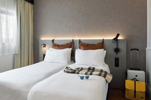 Moxy Twin Room | Rideaux d’obscurcissement, fer et planche à repasser