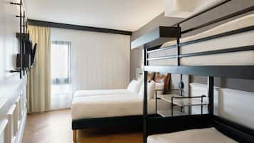 Una habitación de hotel con dos camas, un ventanal con cortinas, piso de madera y un diseño moderno.