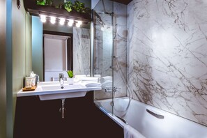 Regndusch, hårtork, handdukar och tvål