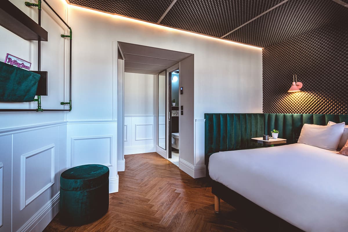 Cortinas blackout, tabla de planchar con plancha y wifi gratis