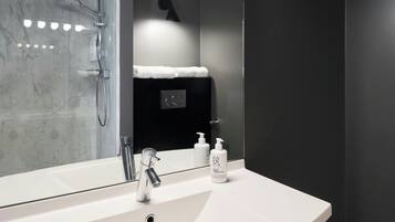 Een regendouche, een haardroger, handdoeken, zeep