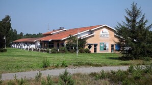A building with a sign reading "RAMA" and "MAT. RUM. BUTIK".