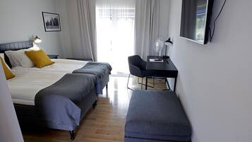 Familjerum | Skrivbord, arbetsyta för laptop, ljudisolering och gratis barnsängar