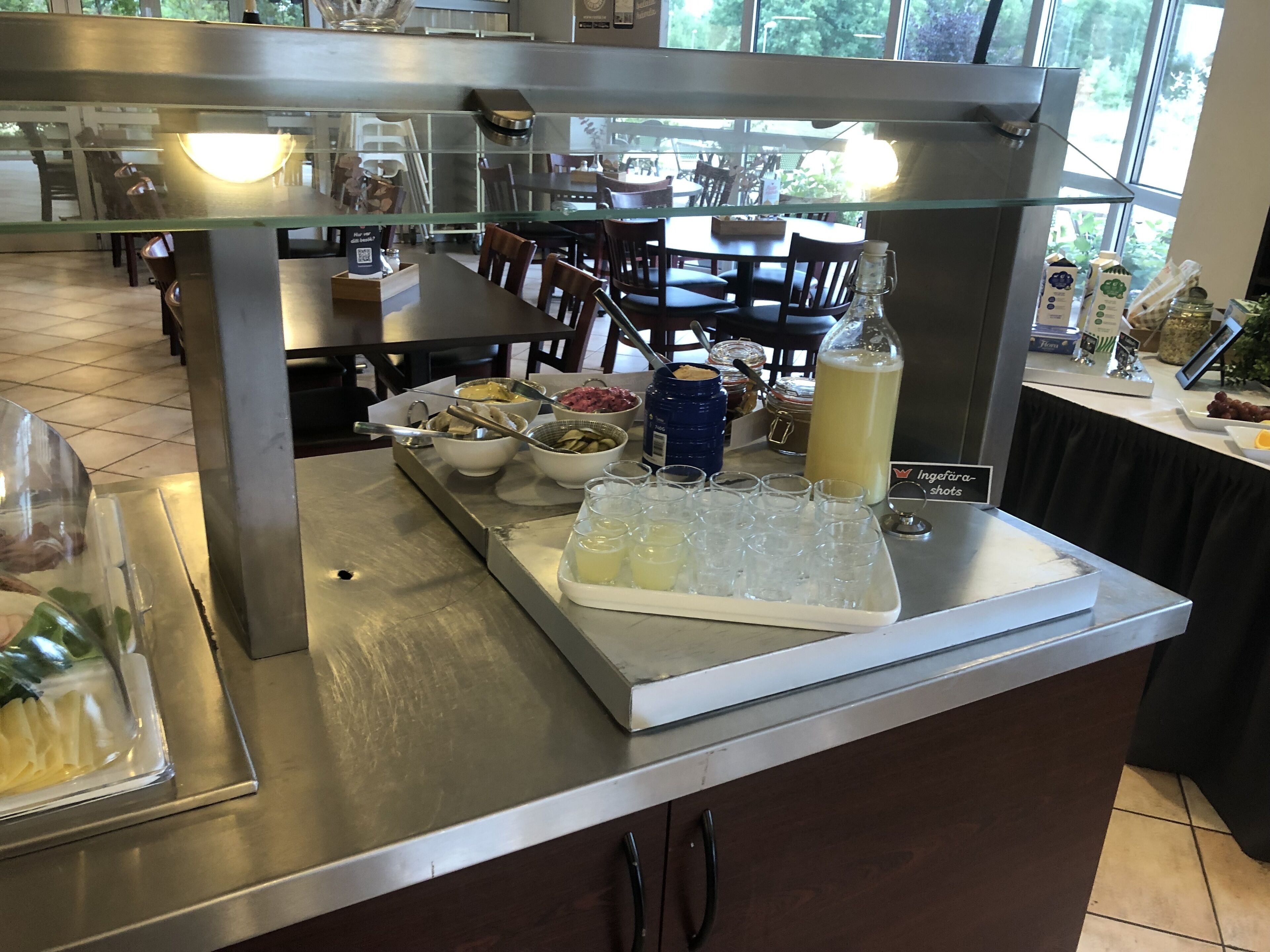 Un buffet proposant une variété de plats et de boissons.