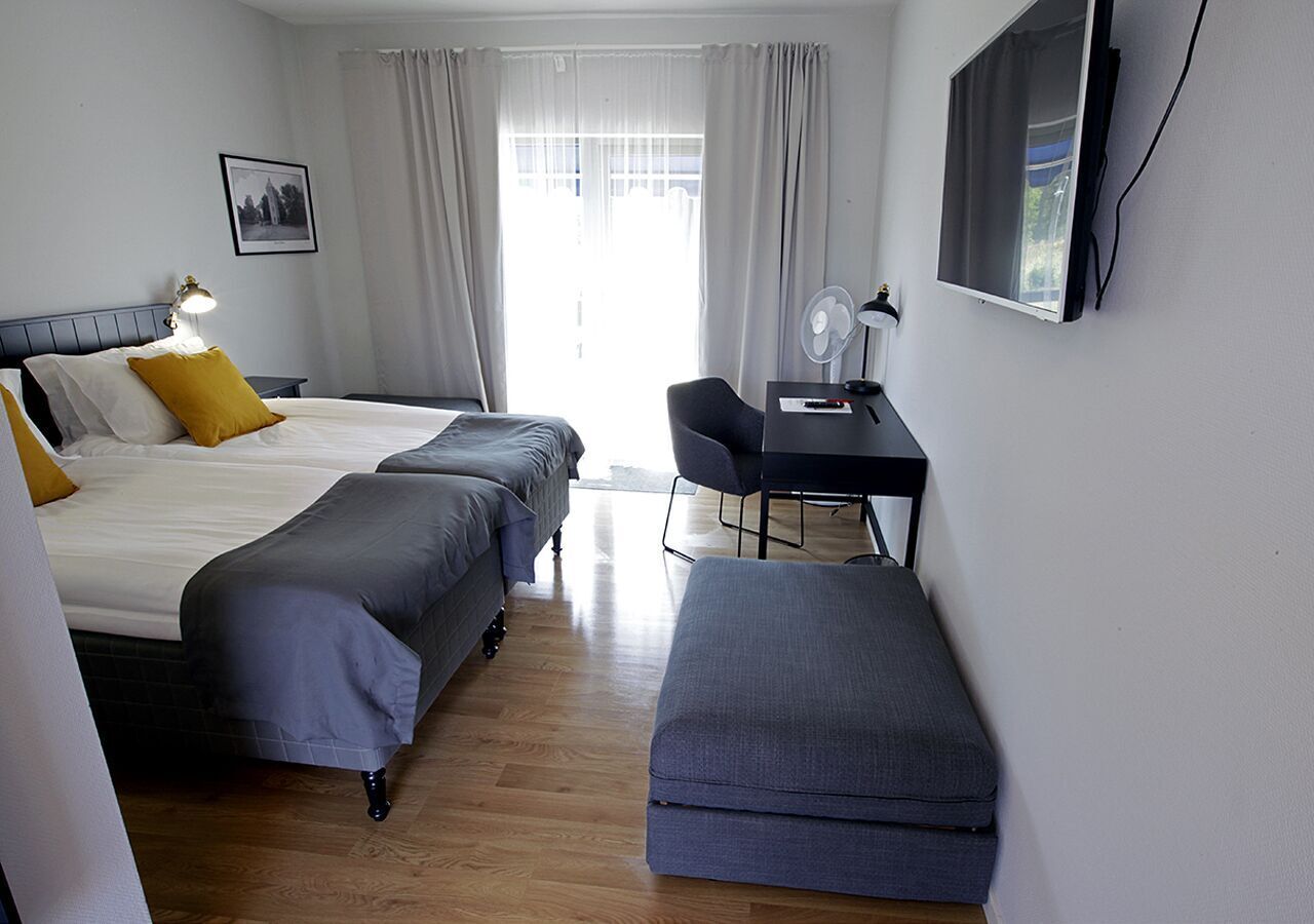 Desk, laptop workspace, soundproofing, free cribs/infant beds