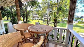 Deluxe cottage, 1 slaapkamer, uitzicht op tuin | Een minibar met enkele gratis items, een kluis op de kamer, een bureau