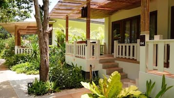 Casa de campo Deluxe, 1 habitación, vistas al jardín | Minibar (con algunos artículos gratuitos), caja fuerte, escritorio