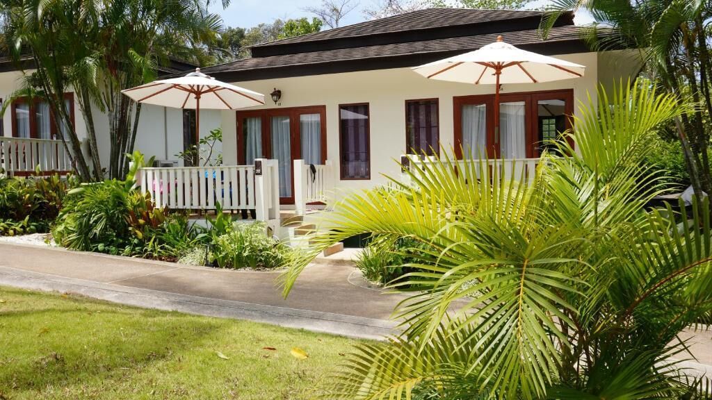 Småhus – superior, 1 queensize-seng, hageutsikt | Minibarvarer (inkludert), safe på rommet og skrivebord