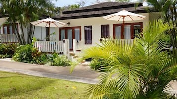 Superior cottage, 1 queensize bed, uitzicht op tuin | Een minibar met enkele gratis items, een kluis op de kamer, een bureau