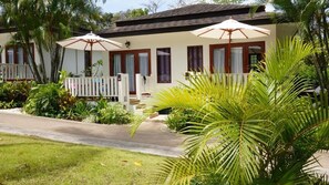 Superior Cottage, 1 Queen Bed, Garden View | Free minibar items, in-room safe, desk, laptop workspace