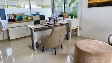 Una oficina moderna con escritorio, silla y reposapiés.