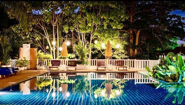 Piscina externa, funciona das 7h às 21h, guarda-sóis, espreguiçadeiras