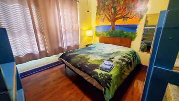 Habitación familiar (Upstairs) | Camas con efecto memoria y caja de seguridad en la habitación