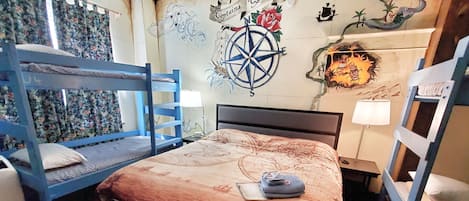 Captains Quarters - Upstairs | أسرّة بإسفنج يتكيف مع شكل الجسم وخزنة داخل الغرفة