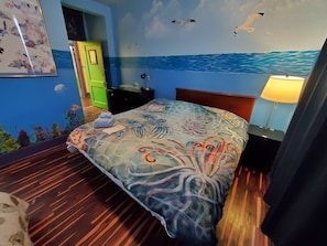 Memory-foam beds, in-room safe, individually decorated - The Pirate Haus Inn (St. Augustine)