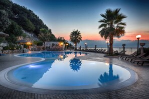 Seasonal outdoor pool