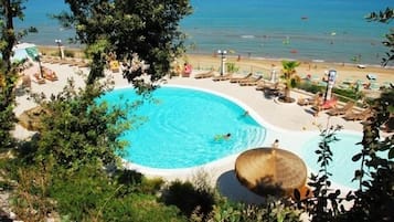 Piscine extérieure (ouverte en saison)