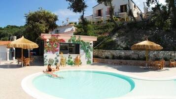Una piscina al aire libre de temporada