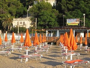 附近有私人海灘、免費海灘接駁車、免費海灘小屋、躺椅