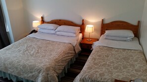 Coffres-forts dans les chambres, bureau, fer et planche à repasser
