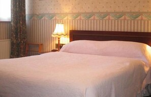 Coffres-forts dans les chambres, bureau, fer et planche à repasser