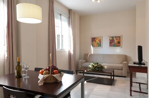Apartment, 2 Schlafzimmer | Wohnzimmer | Fernseher