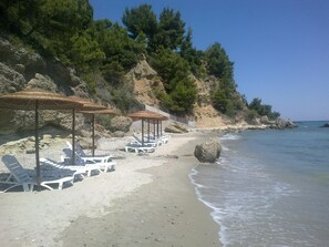 Plage à proximité, chaises longues, parasols