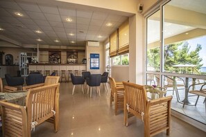 Breakfast, lunch, dinner served; Greek cuisine, garden views  - Thea Hotel (Kassandra)