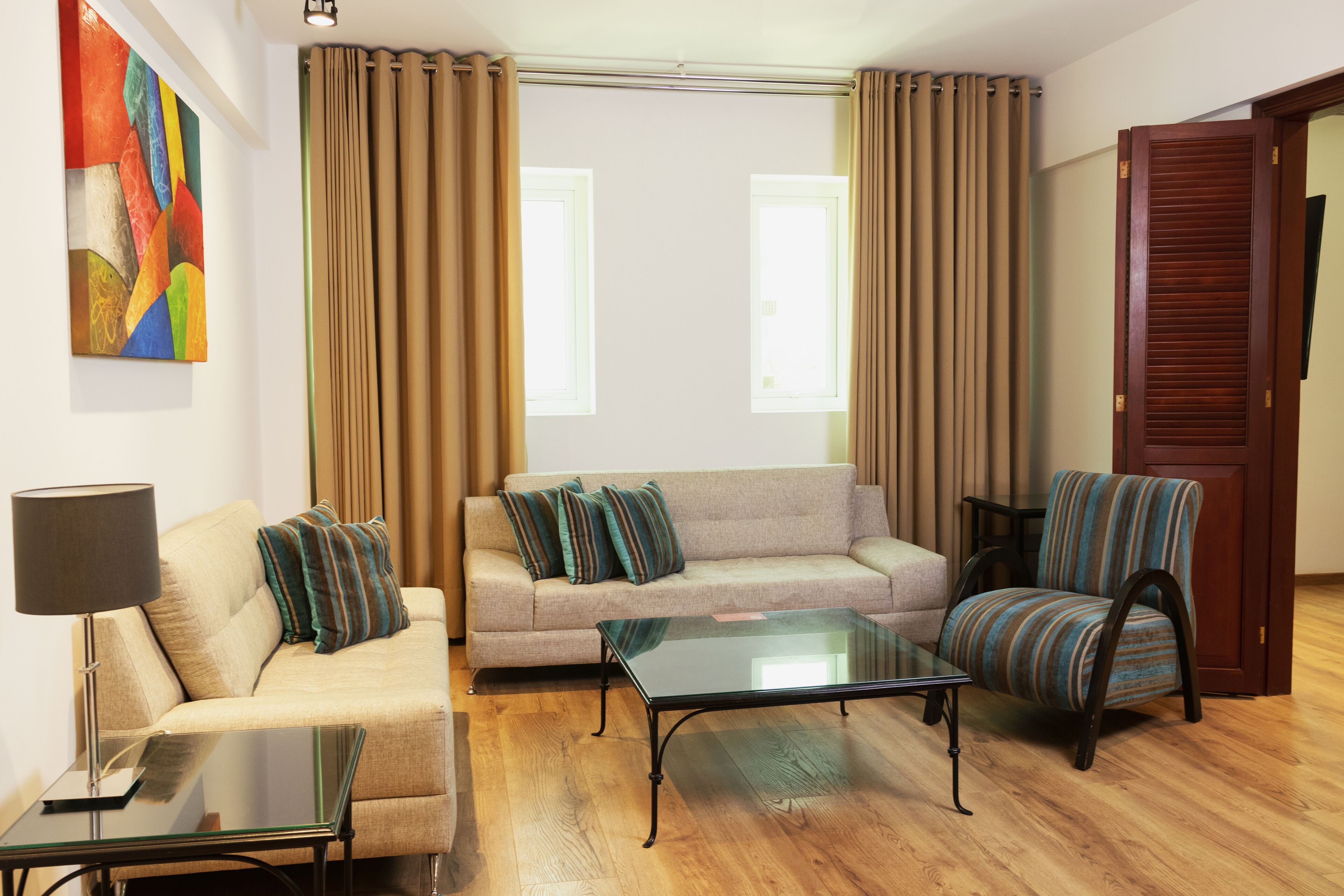 senior suite, 1 queen bed | down duvets, minibar, in-room safe, desk