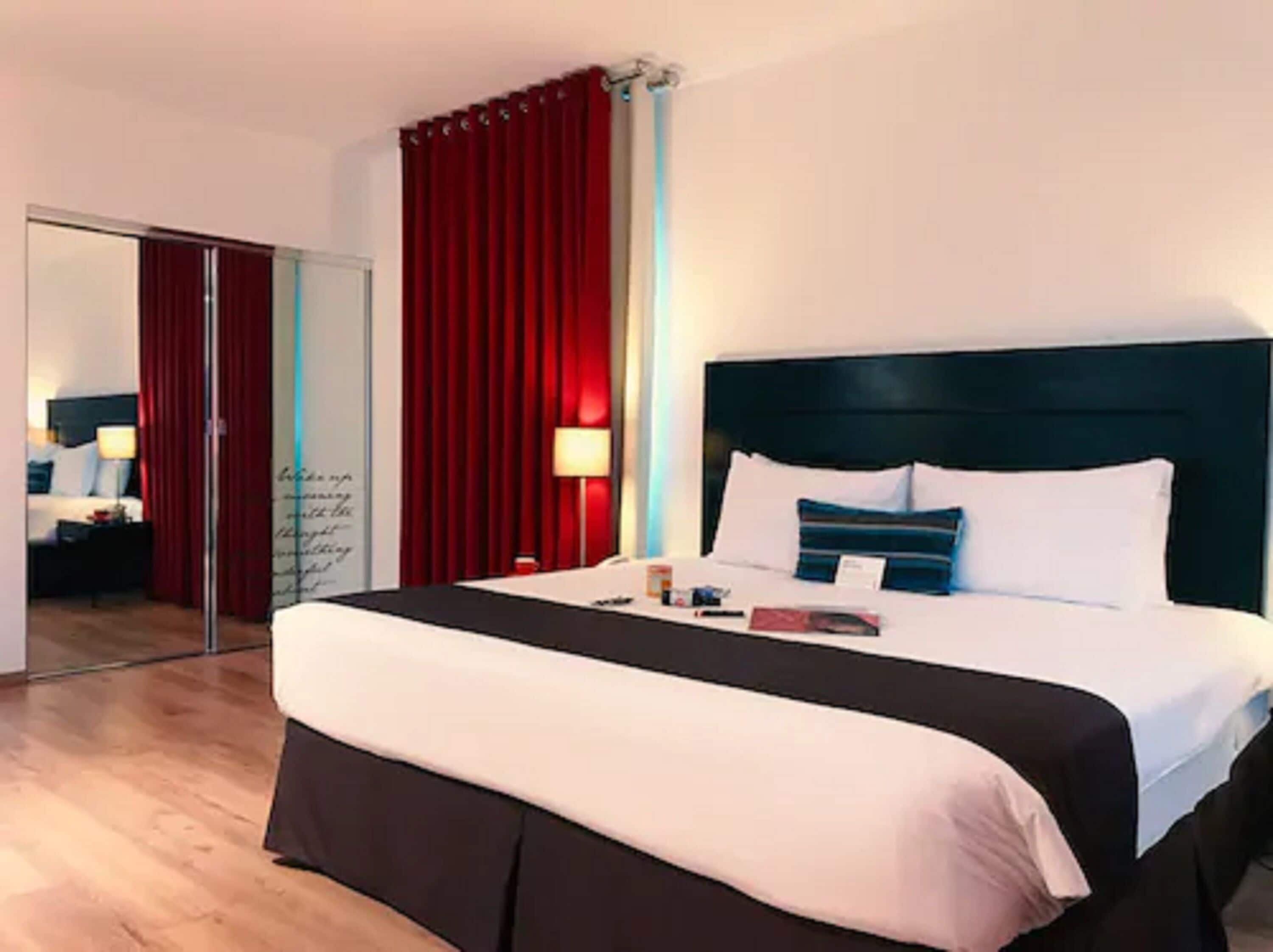 deluxe suite, 1 king bed | down duvets, minibar, in-room safe, desk