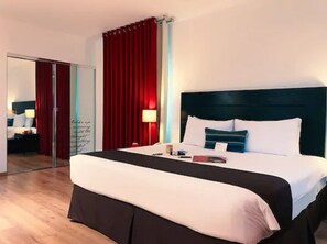 Phòng Suite Deluxe, 1 giường cỡ king | Bộ đồ giường cao cấp, chăn bông, minibar, két bảo mật tại phòng 