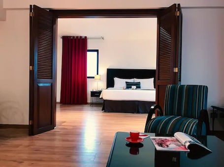 Ropa de cama de alta calidad, cubrecamas y minibar . El Polo Hotel & Suites